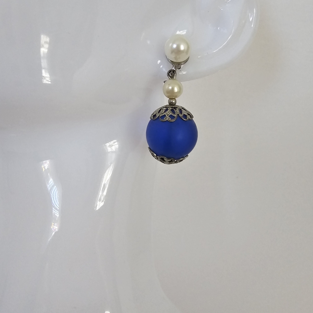 Vintage 1950s Cobalt Blue Frosted Bead & Faux Pearl Drop Earrings – Screw Back